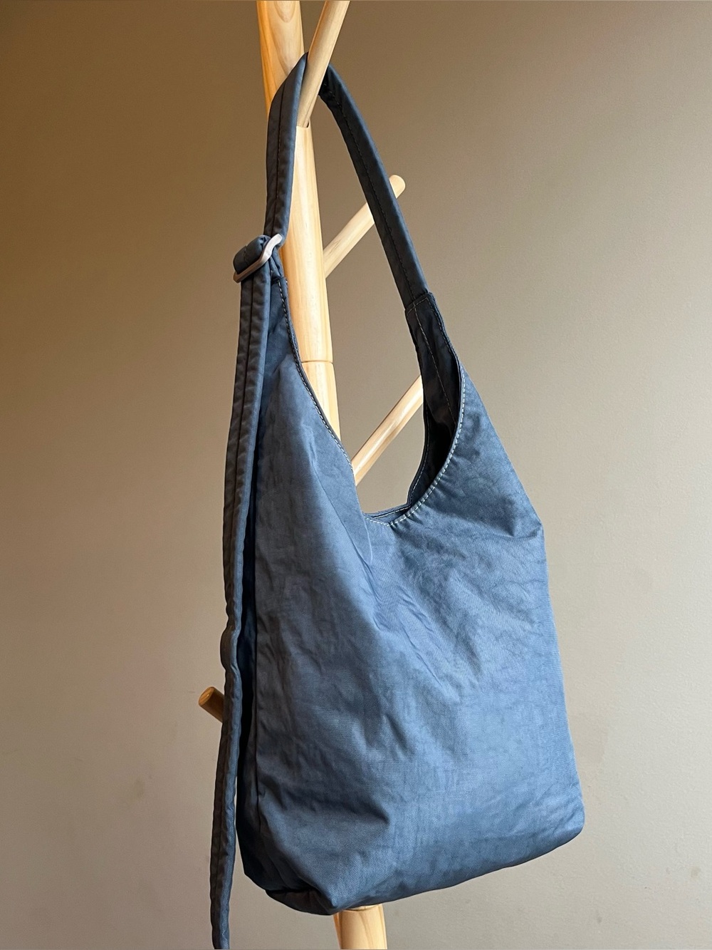 BAGGU Small Gummy Shark Sling